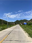 蓝天白云乡间公路