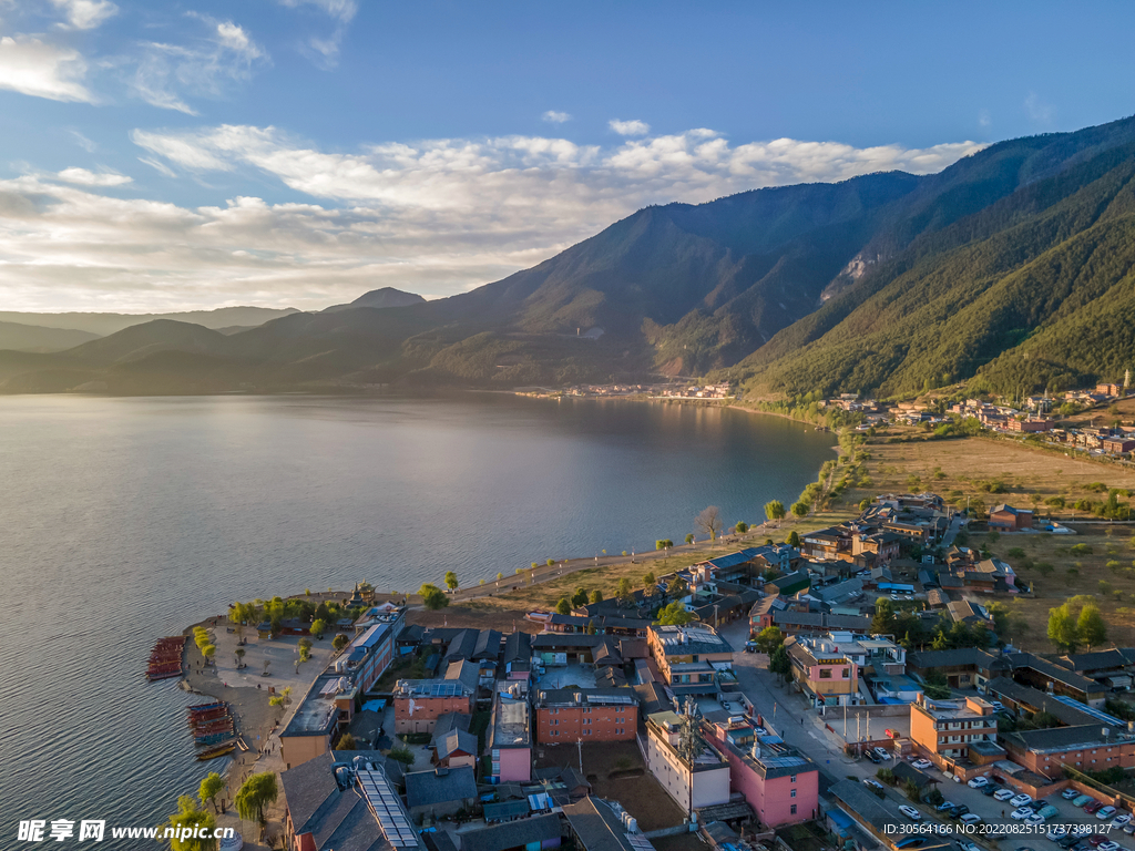 海边山脉旅游小镇