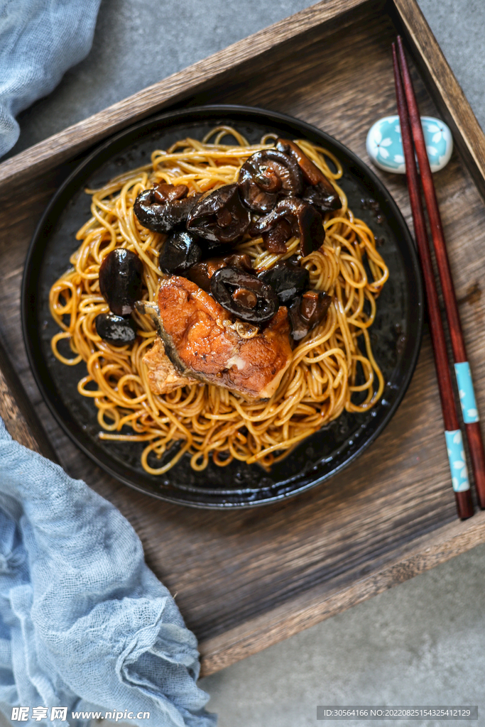 香菇肉块热干面