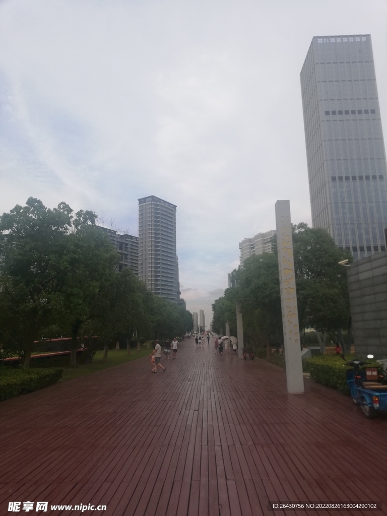 城市建筑红色观光大道