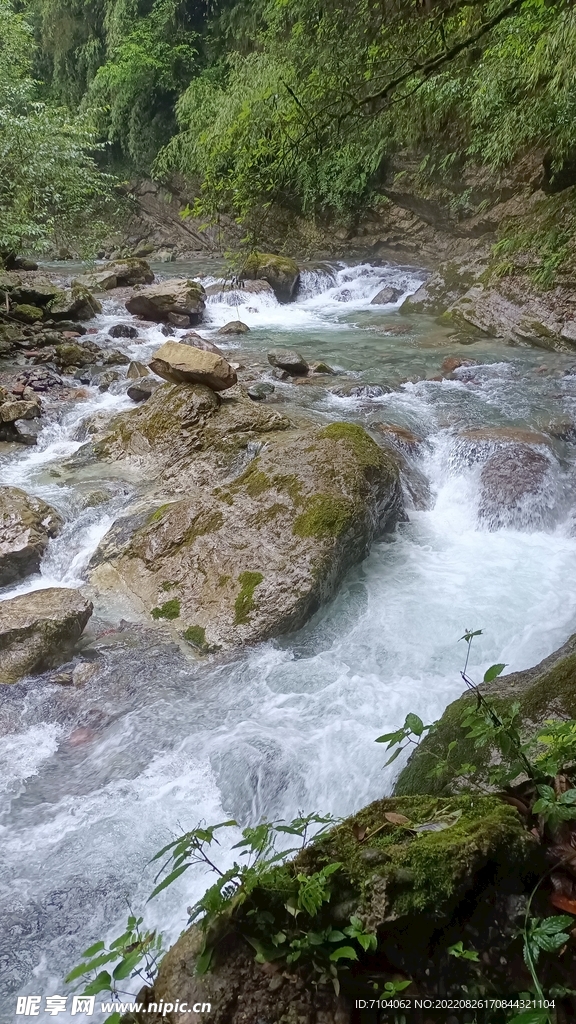 西岭雪山大飞水景区