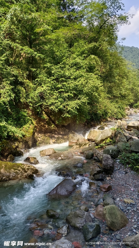 西岭雪山大飞水景区