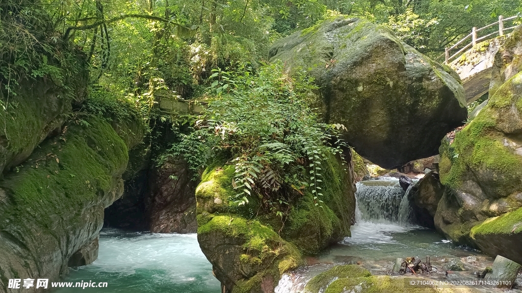 西岭雪山大飞水景区