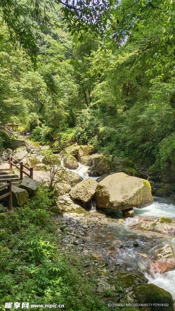 西岭雪山大飞水景区