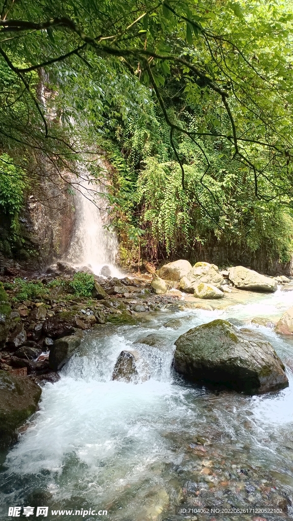 西岭雪山大飞水景区