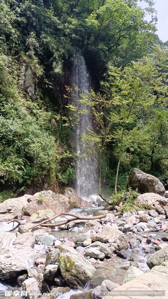 西岭雪山大飞水景区