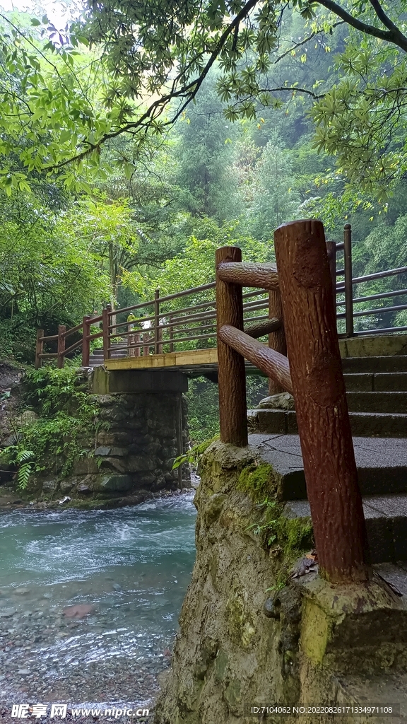 西岭雪山大飞水景区