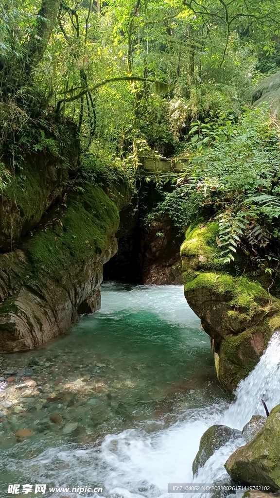 西岭雪山大飞水景区