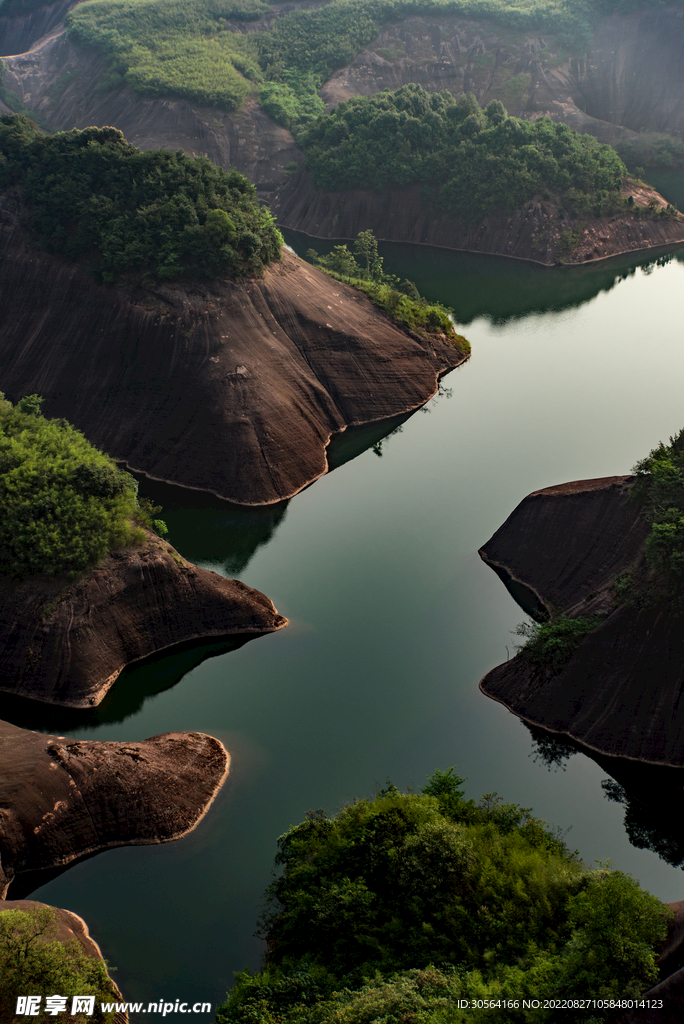 山脉湖水