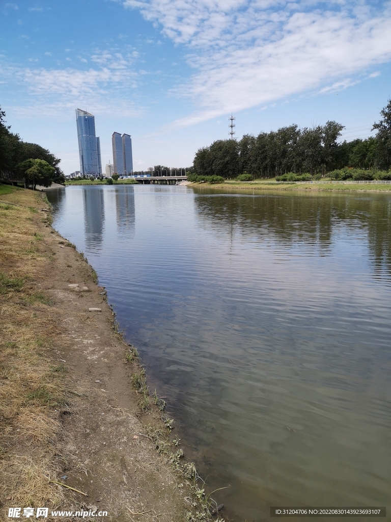 草地 蓝天 白云 河水