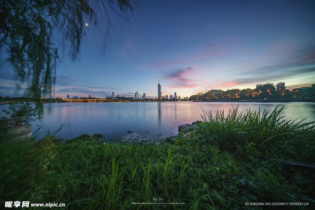 城市河景