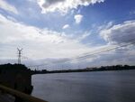 河上高压电线杆