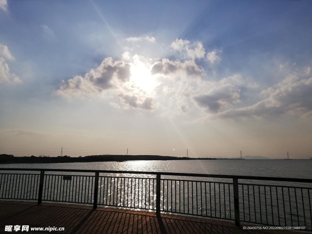 湖边日落