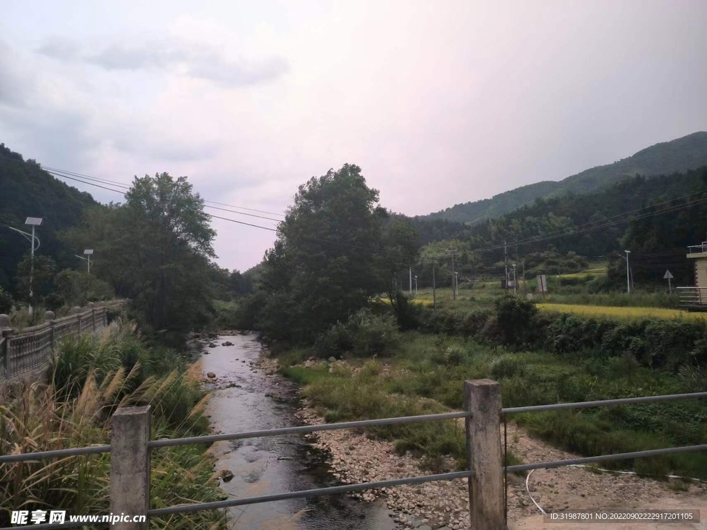 田园溪流山水阴天