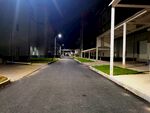 夜色下空荡荡的道路