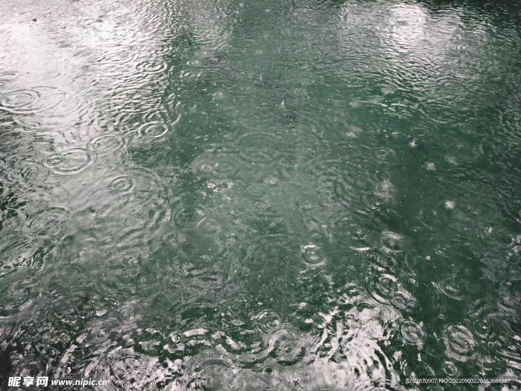 下雨的水面