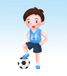  男孩踢足球