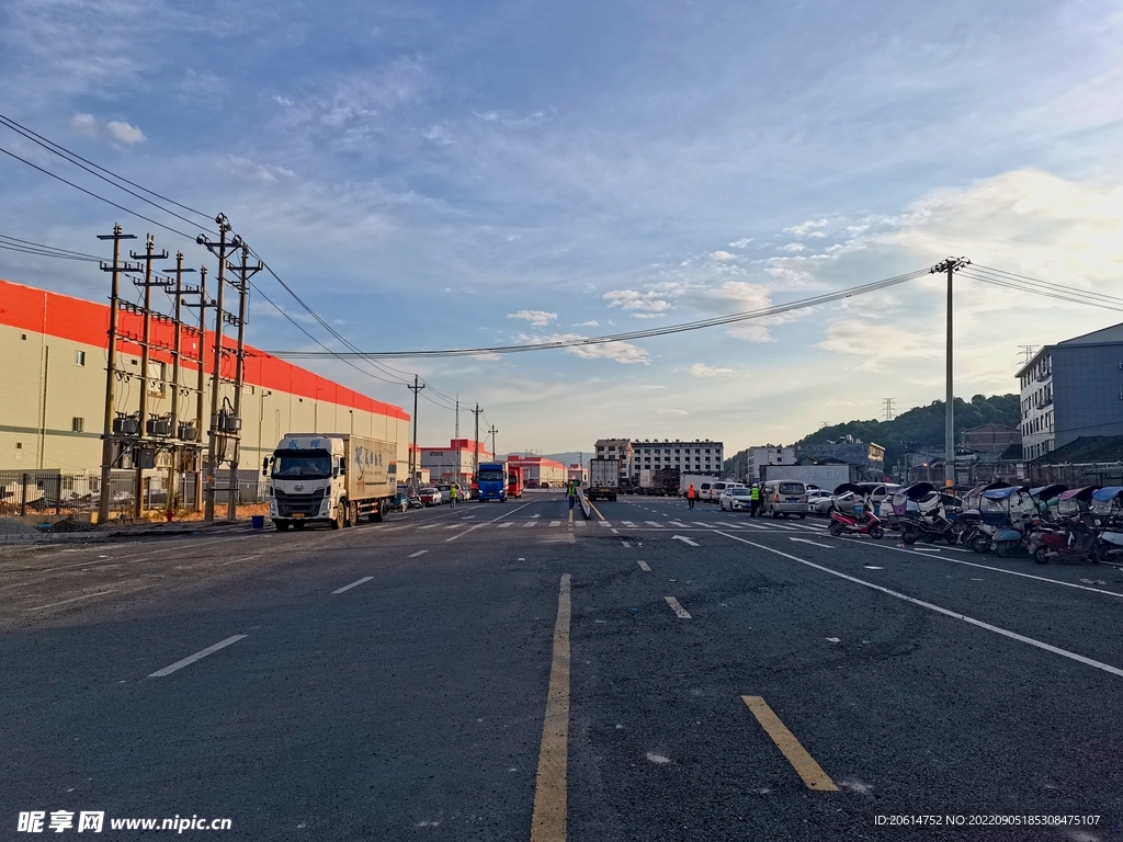 日暮下的乡村道路风景