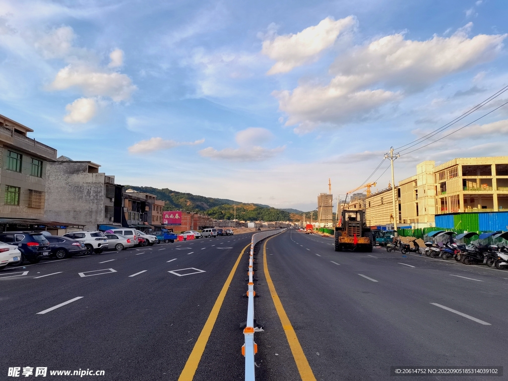 日暮下的乡村道路风景