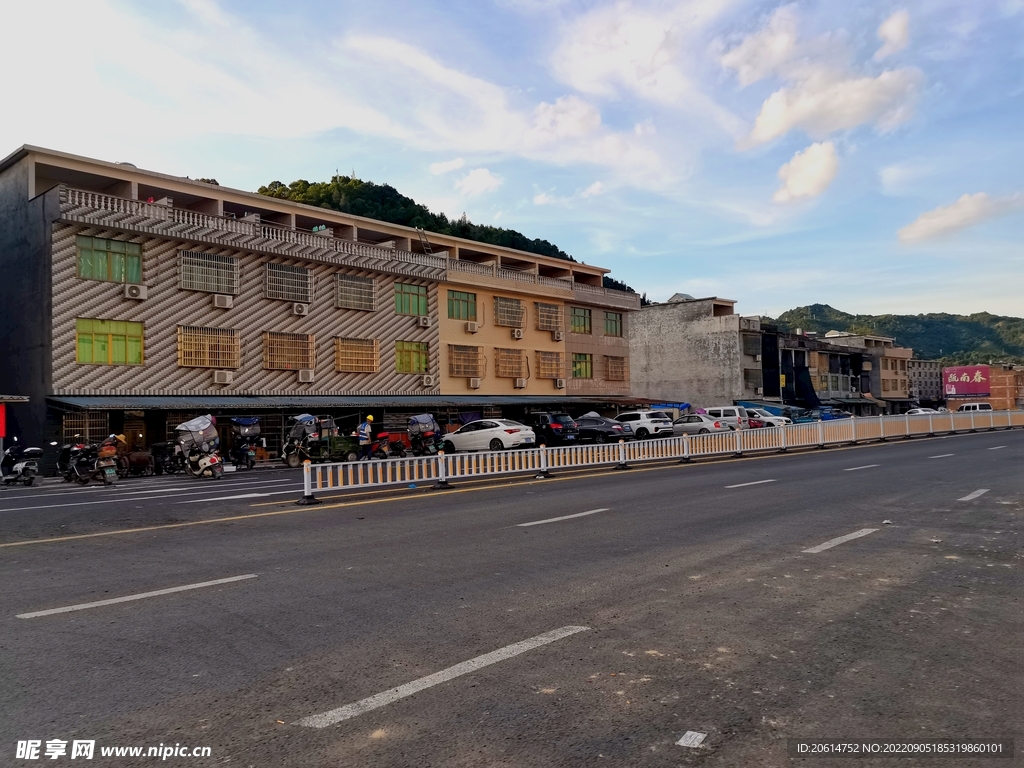 日暮下的乡村道路风景