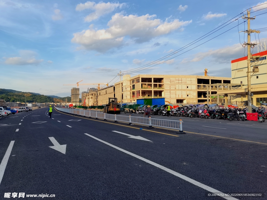 日暮下的乡村道路风景