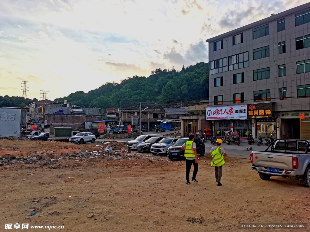 日暮下的乡村道路风景