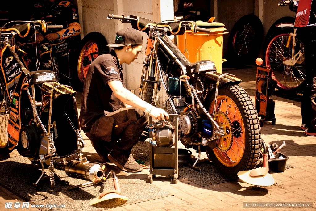 摩托车
