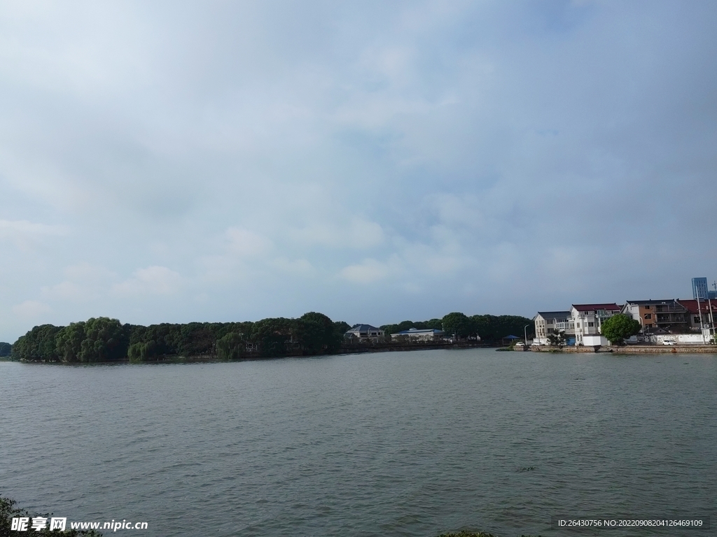 雨后湖边建筑风景图