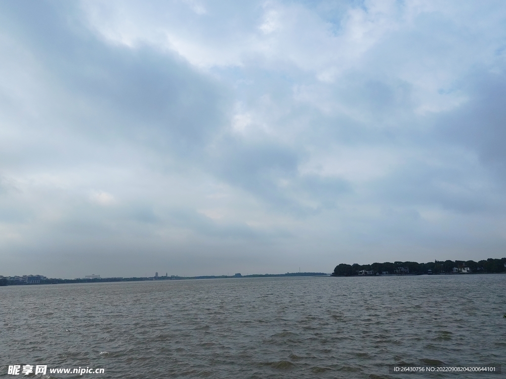 雨后湖边建筑风景