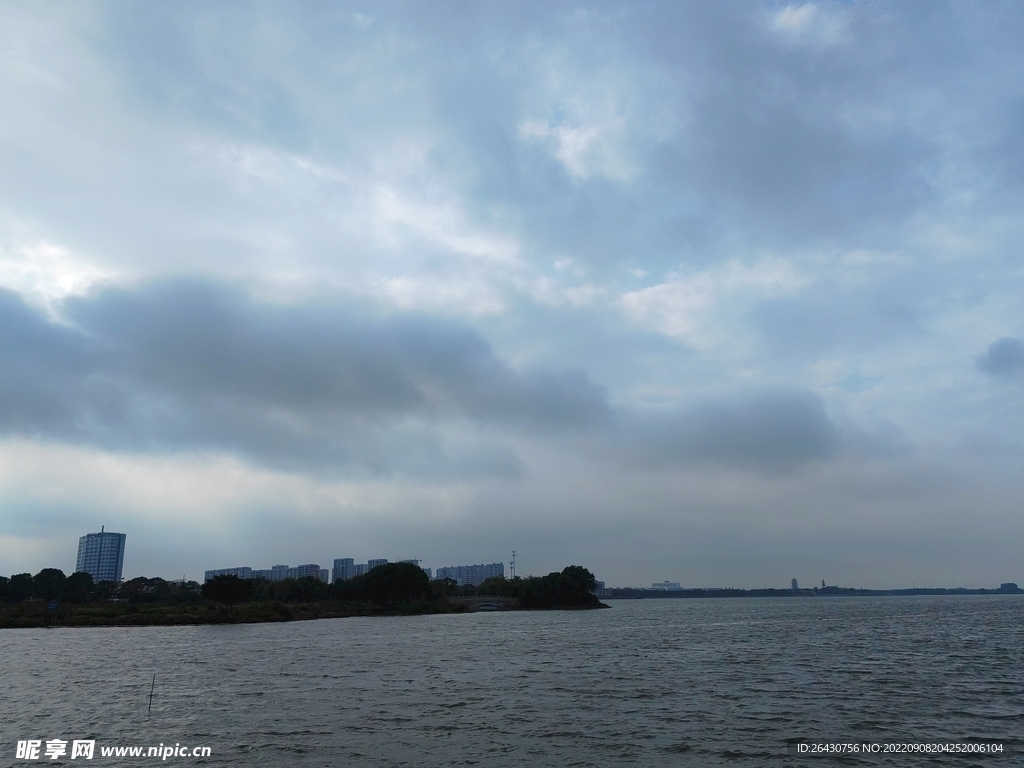 雨后湖边建筑