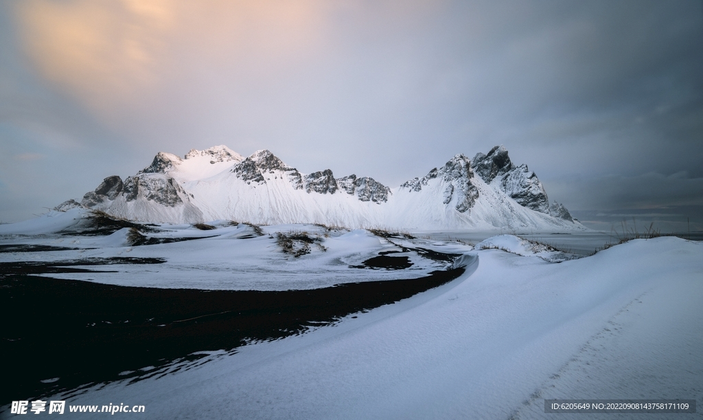 雪山滑雪下雪风景