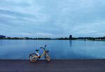 日落湖边单车美景