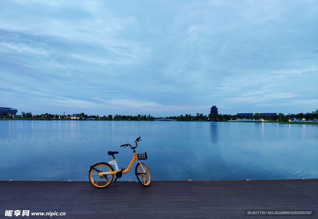 日落湖边单车美景