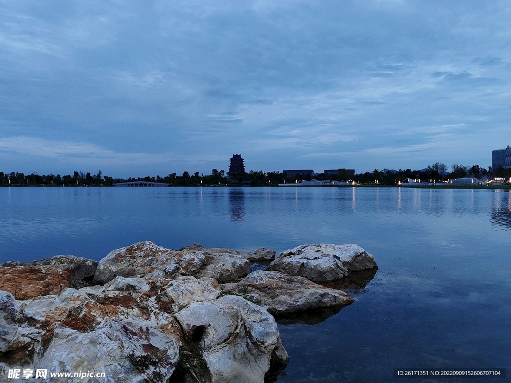 夕阳湖边美景