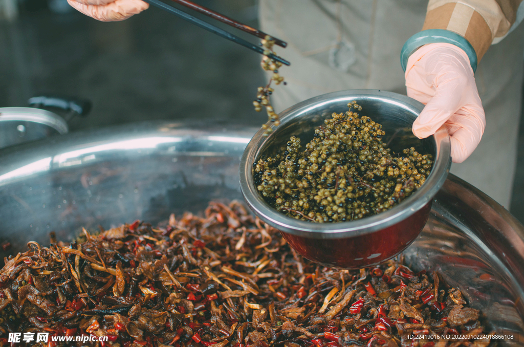 炸鸡枞菌配青花椒