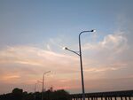 傍晚公路路灯
