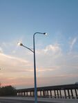 城市黄昏公路路灯