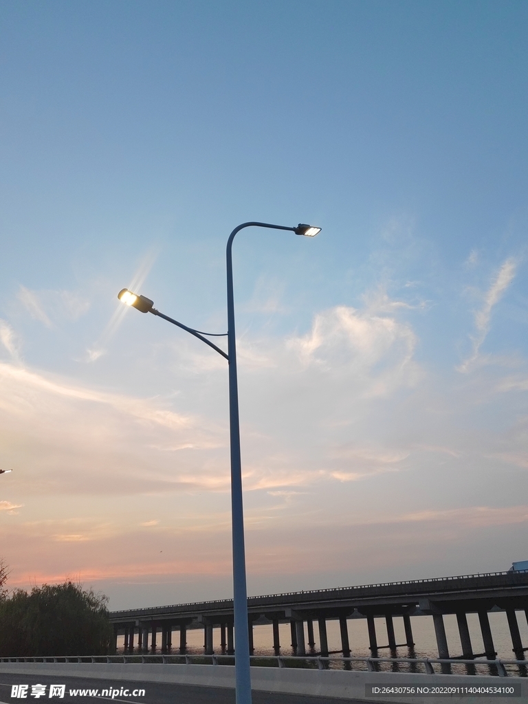 城市黄昏公路路灯