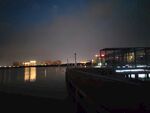 城市夜景湖边玻璃围栏步道