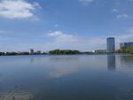 湖边现代建筑