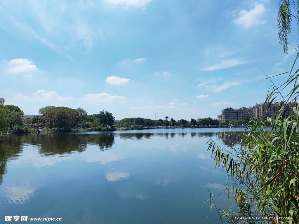 蓝天白云湖天一色湖边建筑