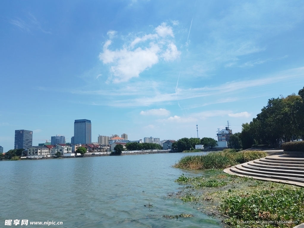 湿地湖边建筑台阶