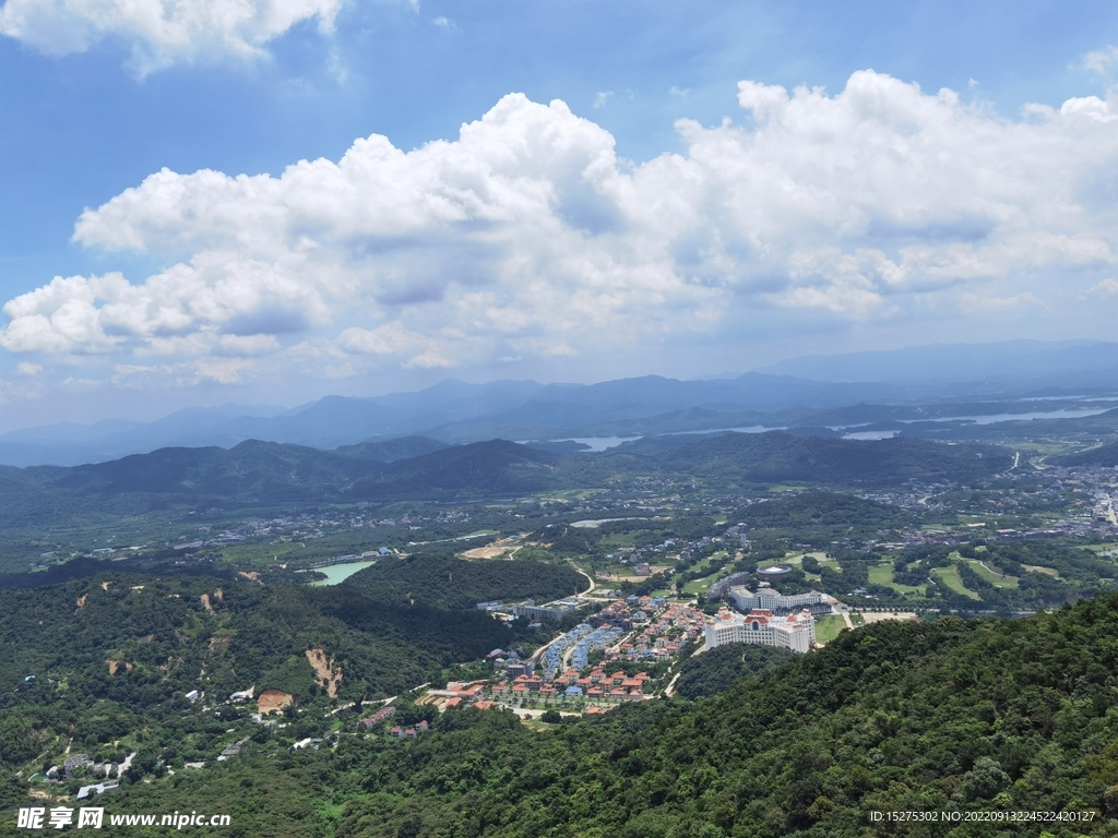 罗浮山半山腰天空城市