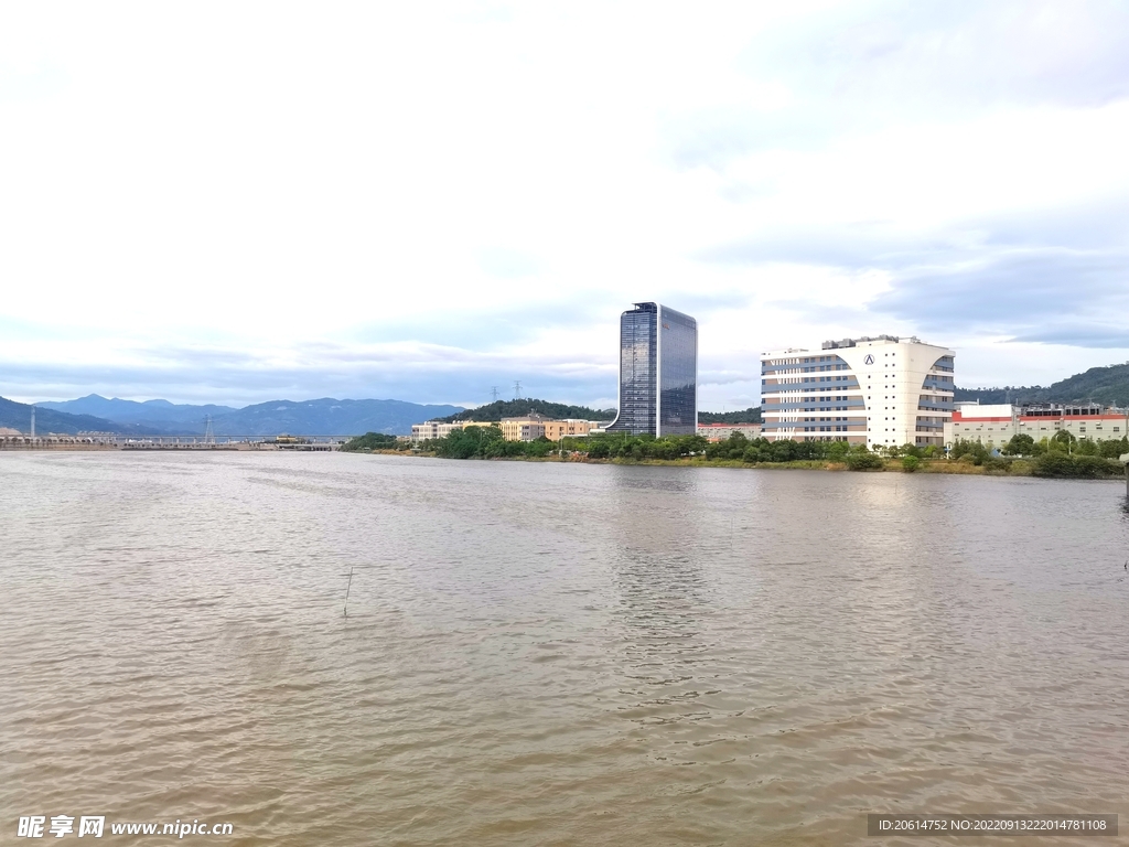 一望无际的河道风景