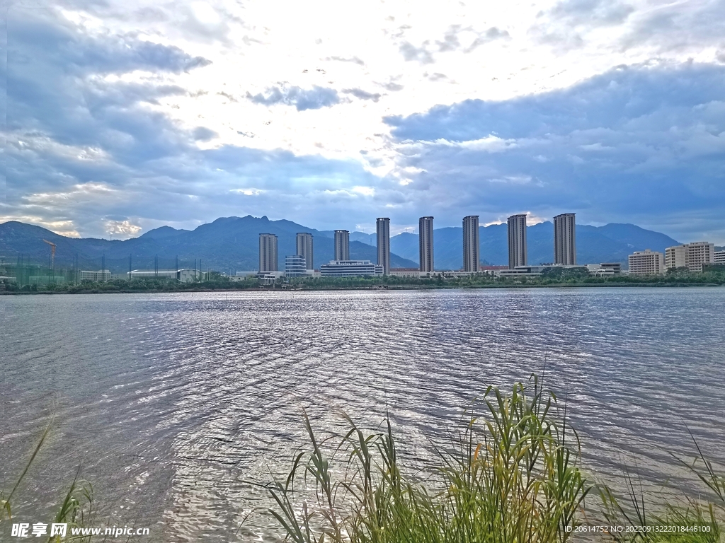 一望无际的河道风景