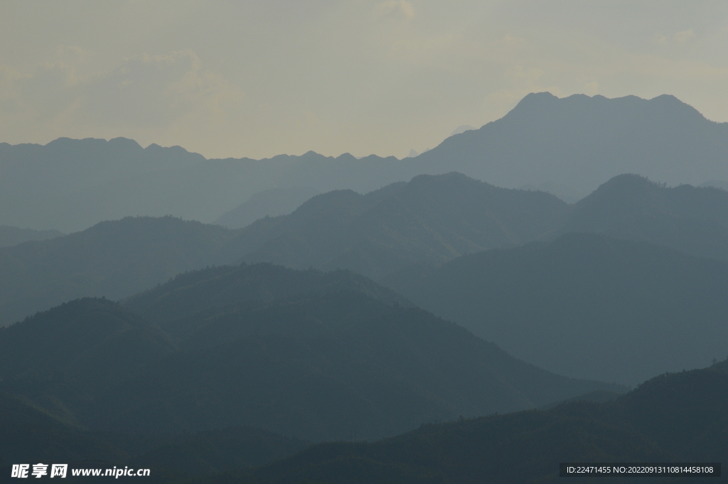 崇山峻岭