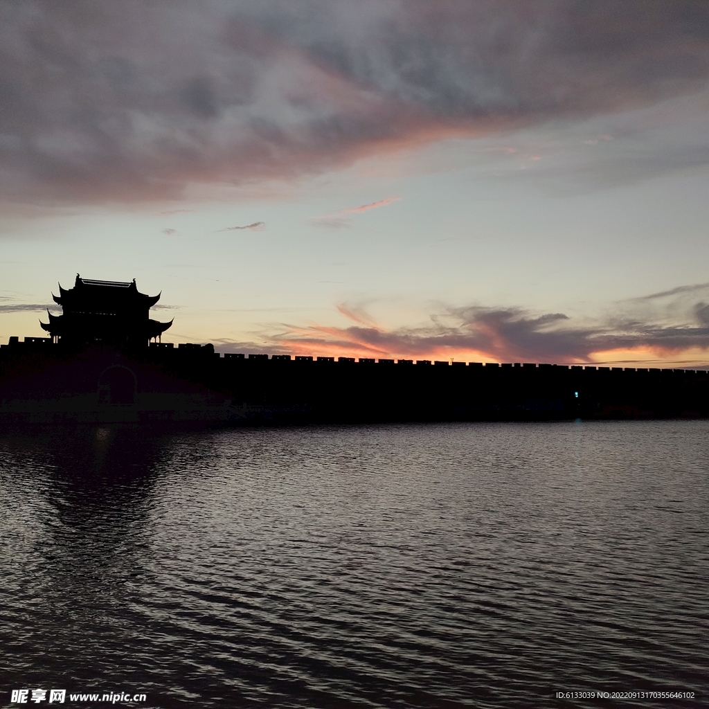 夕阳下的城门苏州盘门景区风景