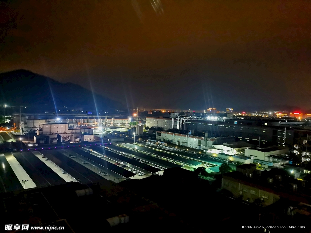 俯瞰壮丽的城市夜景