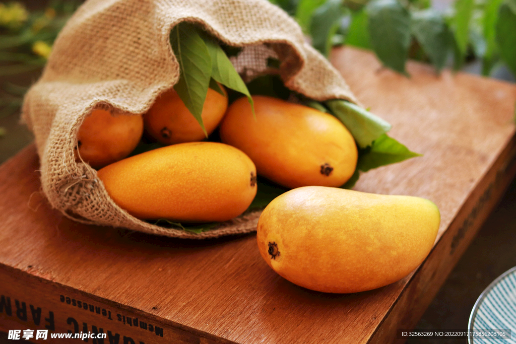 夏季新鲜水果芒果摄影图片