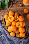 俯拍水果篮里面的成熟杏子